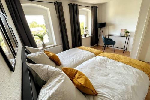 FlöhaModern 4 Zi Rooms Netflix, Wifi, Parken CasaLuna85的卧室设有两张床,带两个窗户