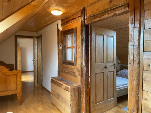 Dvor諾瓦克旅馆的木房间,设有门和床