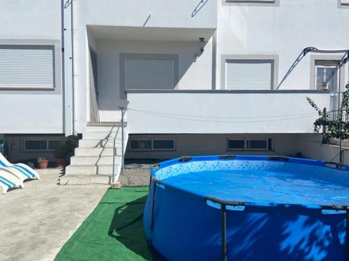 弗雷舒德埃什帕达阿辛塔Congidouro的一座房子旁的院子内的游泳池