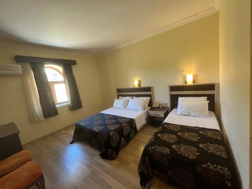 Karadut尤弗拉特内姆鲁特酒店的酒店客房设有两张床和窗户。