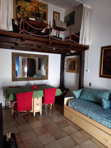 特尔尼Villa San Valentino的客厅配有床和桌椅