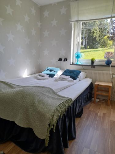 莫拉Kristinebergs Bed & Breakfast的一间卧室设有两张床,墙上设有星星窗户。