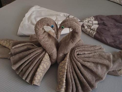 曼加利亚Vila Theo的床上的两条毛巾天鹅