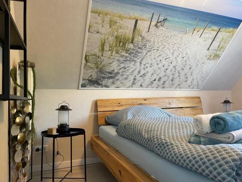 埃姆登Ferienwohnung Ankerplatz的一间卧室配有一张床,享有海滩美景
