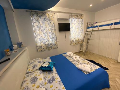 贾迪尼-纳克索斯MarEtna的一间卧室配有蓝色的床和一张双层床。