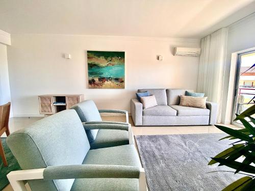 维拉摩拉Vilamoura Avelãs Ocean View Apartment的客厅配有两张沙发和一张沙发