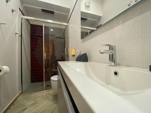 贾迪尼-纳克索斯MarEtna的白色的浴室设有水槽和卫生间。