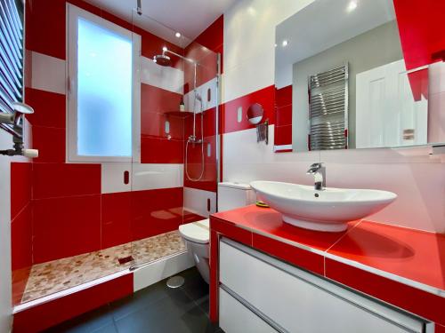 马德里Charming Blasco de Garay - Estancias Temporales的红色和白色的浴室设有水槽和卫生间
