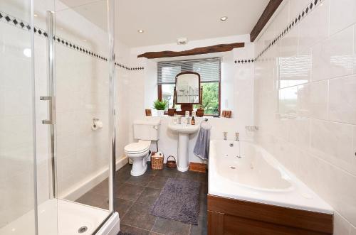 肯德尔Canny Brow Barn Garden Rooms的带浴缸、水槽和淋浴的浴室