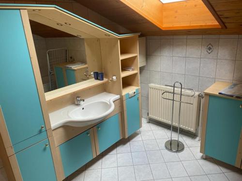 PinsdorfFerienwohnung ,Hoizmann`的一间带水槽和镜子的浴室
