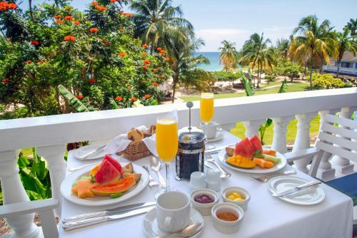 欧丘里欧牙买加旅馆的一张桌子,早餐包括水果和橙汁