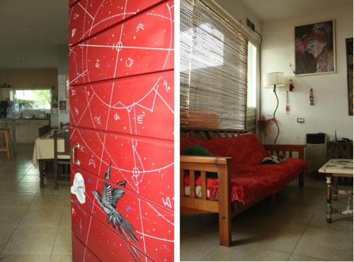 GualeguaychúHabitaciones en casa encantada para viajeros的两幅画,客厅有红色的墙