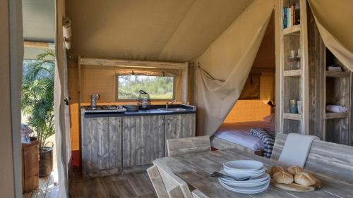 WittelteHappy Glamping的帐篷内带桌子和水槽的房间