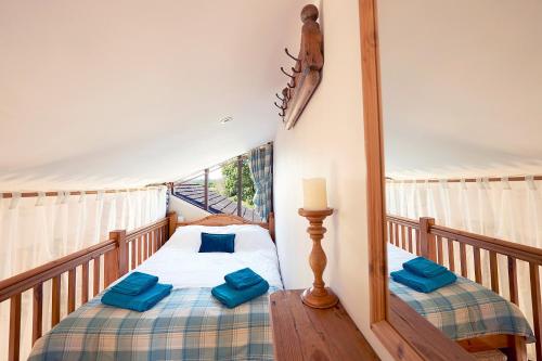 肯德尔Canny Brow Barn Garden Rooms的一间带两张床的卧室,阳台