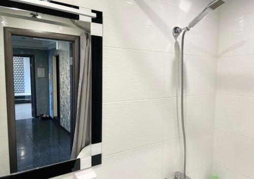 基辅Квартира напротив Дрим-Тауна的浴室设有镜子和淋浴