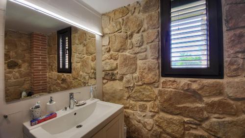 LledóMas De La Font的一间带水槽和石墙的浴室