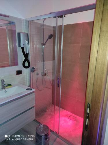罗马Top Apartment Roma 2的带淋浴的浴室(带粉红色灯)