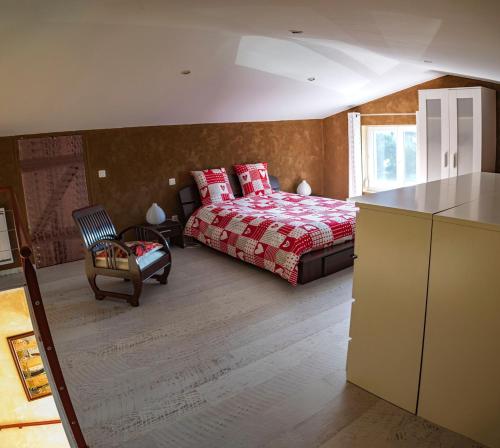 RenwezÉlégante maison moderne en Ardennes françaises - Tout le confort pour un séjour mémorable的一间卧室配有一张床和一把椅子