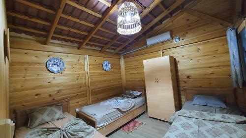 纳布勒Chalet Jaune Diar Mammoura的小木屋内带两张床的房间
