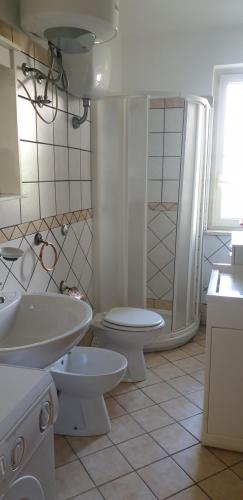 伊索拉迪卡波里祖托Villa Le Cannella的浴室配有2个盥洗盆、卫生间和淋浴。
