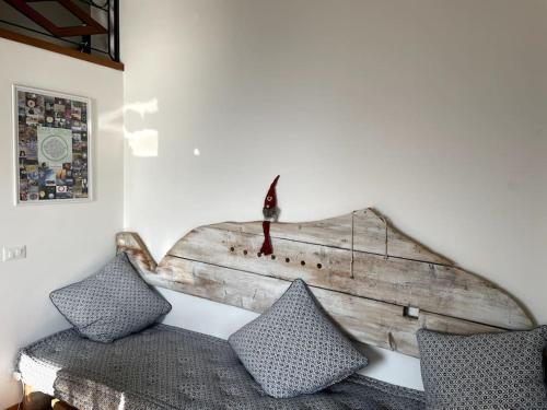 热那亚MOONLIGHT IN BOCCADASSE (cod.Citra:010025-LT-2349)的客房内的沙发配有2个枕头
