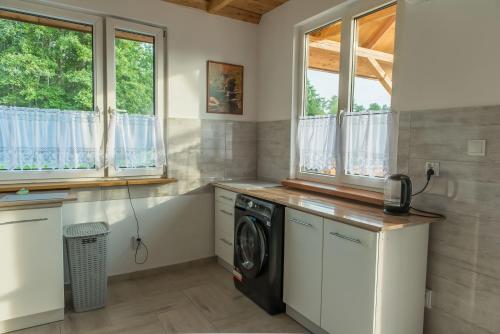 皮什Domki Snopki的洗衣房配有洗衣机和烘干机