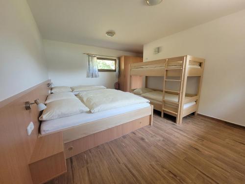 比托福泰萨如小屋酒店的一间卧室配有双层床和书架
