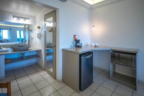 洛雷托绿洲酒店的浴室配有盥洗盆和带盥洗盆的台面