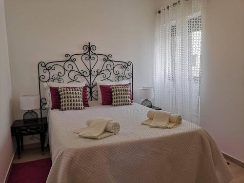 纳扎雷Casa da Zira II - Vista de Mar的一间卧室配有一张大床和两条毛巾