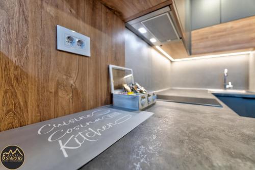 兹拉蒂博尔5 STARS - Luxury Premium WELLNESS RESORT Zlatibor的浴室设有水槽和地板上的标志