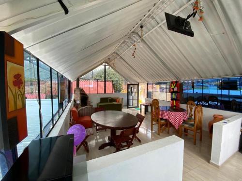 苏埃斯卡Hospedaje Villa Rosita Suesca的帐篷内带桌椅的用餐区