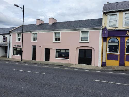 贝尔马利特THE LODGE (Belmullet town centre)的城市街道上的一排建筑物