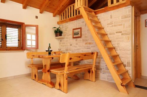 普利兹巴Seaside holiday house Grscica, Korcula - 10059的木楼梯,配有木桌和书桌