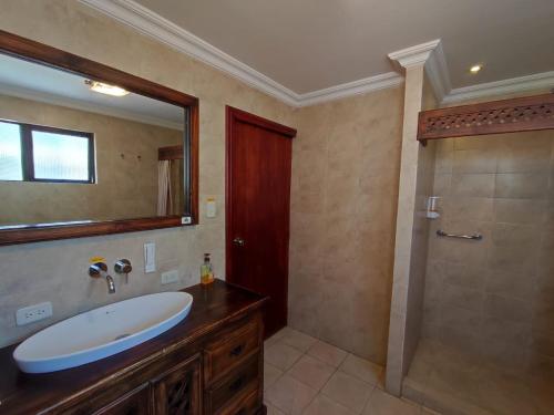 昆卡Casatodosantos的一间带水槽和镜子的浴室