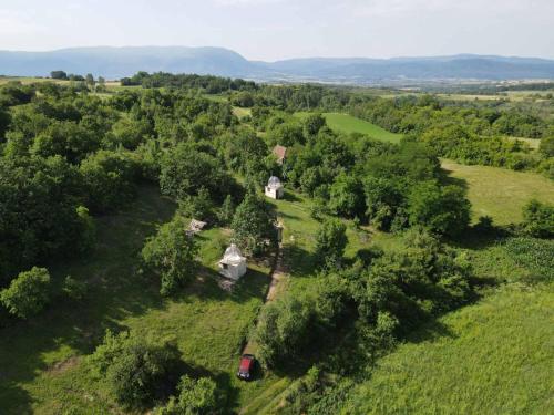 索科矿泉村Rtanj,Vrmdza,,Hotel sa hiljadu zvezdica"的树木林地房子的空中景观