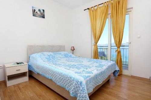 BrijestaApartments by the sea Zuronja, Peljesac - 10137的一间卧室设有一张床和一个美景窗户。