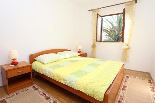 斯瑞瑟尔Apartments by the sea Sreser, Peljesac - 10206的一间卧室设有一张床和一个窗口