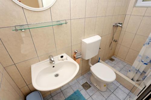 维甘Apartment Viganj 10116c的一间带水槽和卫生间的浴室