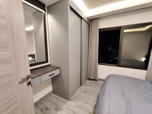 安曼45m luxury room royal view near all services的一间卧室设有一张床和一个大窗户