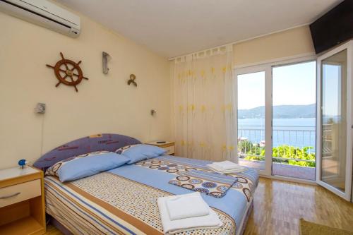 库希斯特Apartments by the sea Kuciste - Perna, Peljesac - 10142的一间卧室设有一张床和一个大窗户