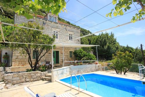 维甘Holiday house with a swimming pool Viganj, Peljesac - 10175的别墅前设有游泳池