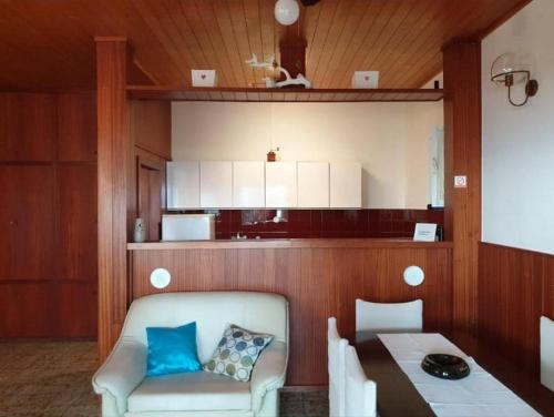 泰斯Seaside holiday house Nemira, Omis - 9504的客厅配有沙发和桌子