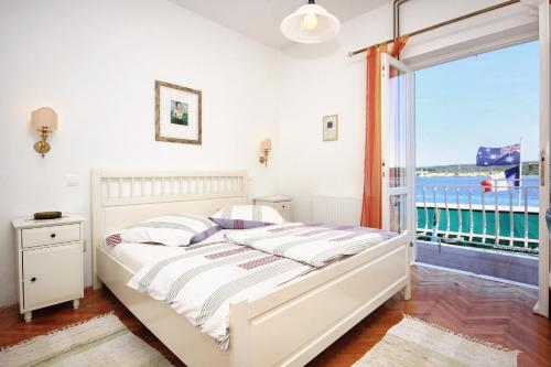 洛维什特Apartments and rooms by the sea Loviste, Peljesac - 10181的一间卧室设有一张床和一个大窗户