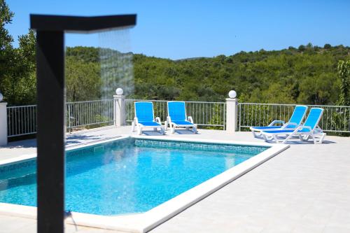 扎瓦拉提卡Family friendly house with a swimming pool Zavalatica, Korcula - 9476的游泳池旁设有蓝色躺椅