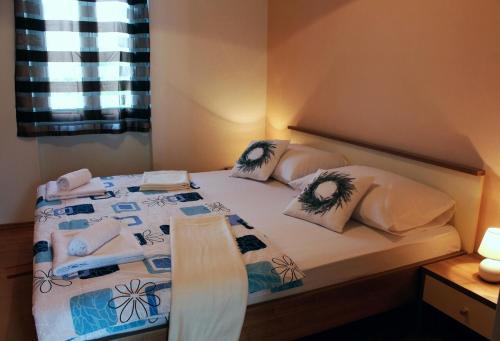 卢卡兰Apartment Lukoran 11672a的一张带毛巾和枕头的床