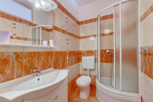 木洛希尼Rooms with a parking space Mali Losinj (Losinj) - 9681的浴室配有卫生间、淋浴和盥洗盆。