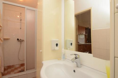 普利兹巴Apartments by the sea Grscica, Korcula - 11809的一间带水槽、淋浴和镜子的浴室