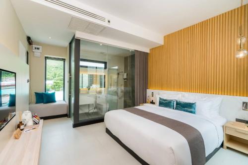 芭堤雅市中心Mila Kohlarn มิ-ลา เกาะล้าน的一间带大床的卧室和一间浴室