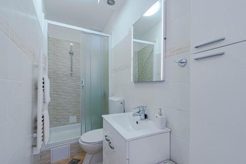 普利兹巴Apartments by the sea Cove Zaglav, Korcula - 12208的白色的浴室设有卫生间和水槽。