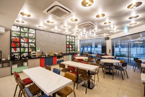 新加坡ibis Styles Singapore Albert的餐厅内带桌椅的用餐室